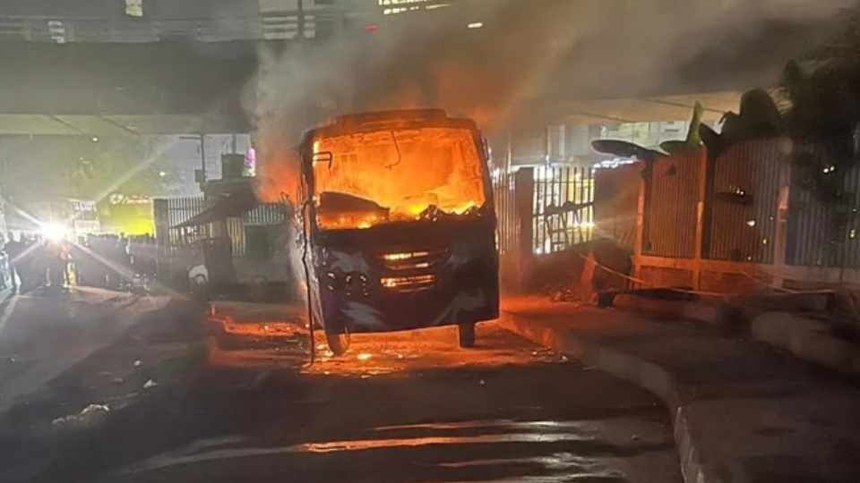 রামপুরায় আগুনে জ্বলছে ভিক্টর পরিবহনের বাস। ছবি: সমকালের সৌজন্যে