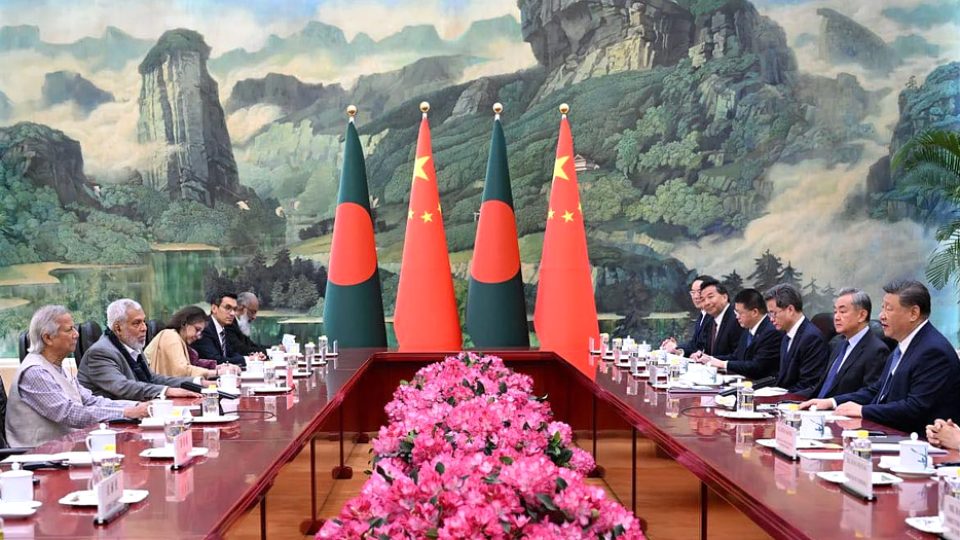 প্রধান উপদেষ্টা মুহাম্মদ ইউনূস শুক্রবার সকালে বেইজিংয়ে চীনের প্রেসিডেন্ট শি জিনপিংয়ের সঙ্গে দ্বিপাক্ষিক বৈঠক করেন। ছবি: প্রধান উপদেষ্টার ফেইসবুক পেইজ থেকে নেওয়া