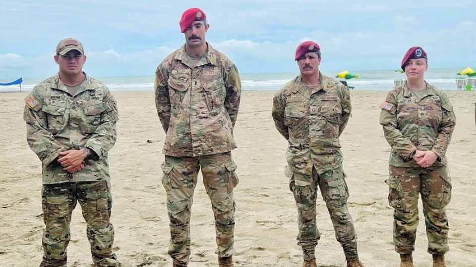 কক্সবাজার সৈকতে মার্কিন সেনা ও বিমানবাহিনী সদস্যরা।
