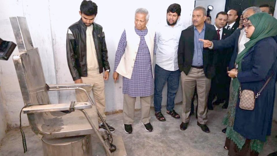 বুধবার প্রধান উপদেষ্টার সঙ্গে পরিদর্শনে গিয়ে ডিজিএফআইয়ের সেই দুই টর্চারসেল চিনতে পারার কথা জানান দুই ছাত্র উপদেষ্টা।