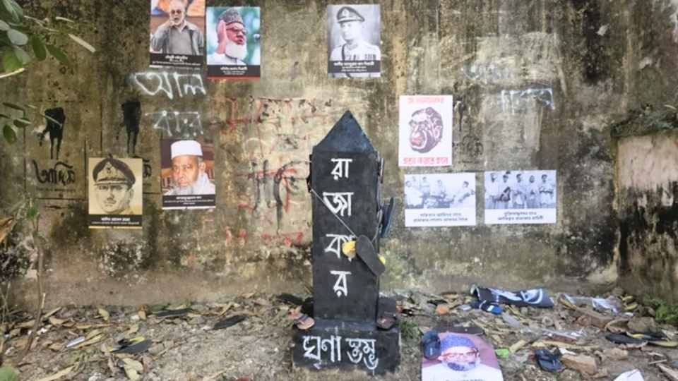 ঢাকা বিশ্ববিদ্যালয়ে ‘রাজাকার ঘৃণাস্তম্ভে’ জুতা নিক্ষেপ কর্মসূচি পালন করেছে একদল শিক্ষার্থী।