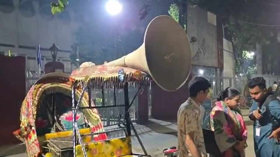 শাহবাগ থানার সামনে রিকশায় মাইক ঝুলিয়ে বঙ্গবন্ধুর ঐতিহাসিক ৭ মার্চের ভাষণ প্রচার করেন শিক্ষার্থীরা।