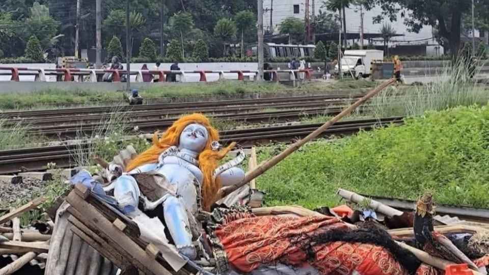 খিলক্ষেতের ওই মন্দিরটি বুলডোজার দিয়ে গুঁড়িয়ে দেওয়া হয়। ছবি: দ্য সান ২৪।