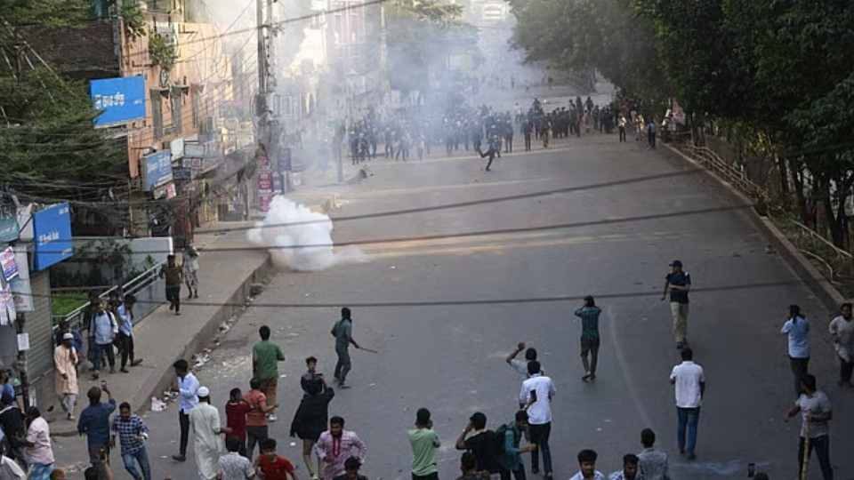 ধানমণ্ডি বত্রিশে আইনশৃঙ্খলা বাহিনীর সদস্যদের সঙ্গে উত্তেজিত জনতার ধাওয়া পাল্টা ধাওয়া।