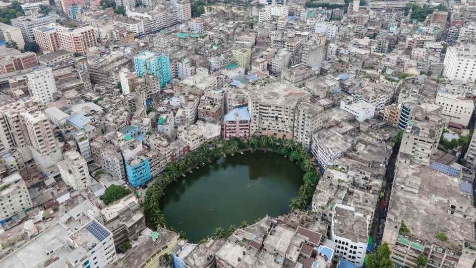 রিখটার স্কেলের ৫.৭ মাত্রার ভূমিকম্পে বহু ভবনে ফাটল ধরেছে, পলেস্তারা খসে পড়েছে বহু আবাসিক ও বাণিজ্যিক ভবনের। ফাইল ছবি।
