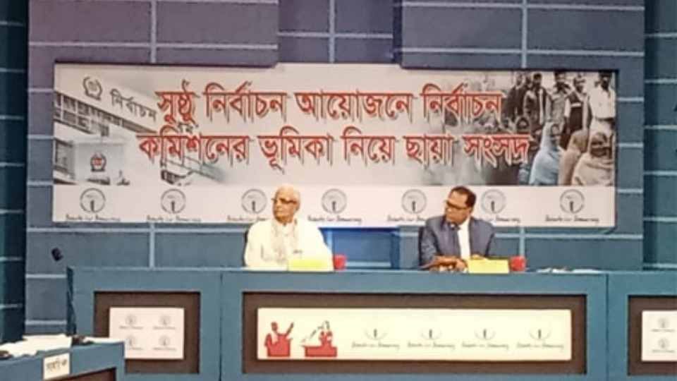 নির্বাচন কমিশনের ভূমিকা নিয়ে ছায়া সংসদ বিতর্ক প্রতিযোগিতায় প্রধান অতিথির বক্তব্যে বদিউল আলম মজুমদার।