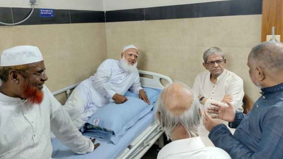 হাসপাতালে জামায়াত আমিরের সঙ্গে মির্জা ফখরুল ইসলাম আলমগীর।