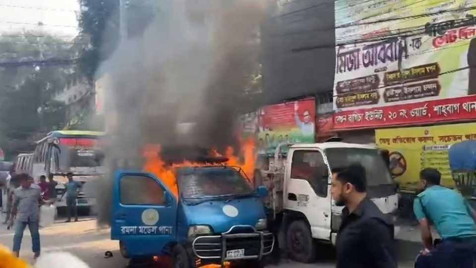 ঢাকার কাকরাইলে রমনা থানার সামনে পুলিশের গাড়িতে আগুন ধরে যায়।
