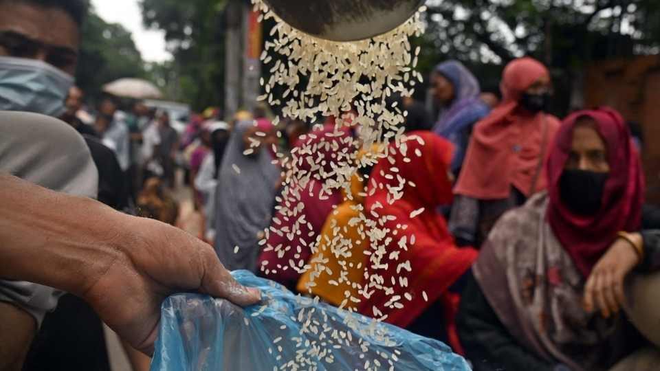বাড়ছে ওএমএসের ট্রাকের সামনে নিম্ন আয়ের মানুষের ভীড়। ছবি: সকাল-সন্ধ্যার সৌজন্যে।