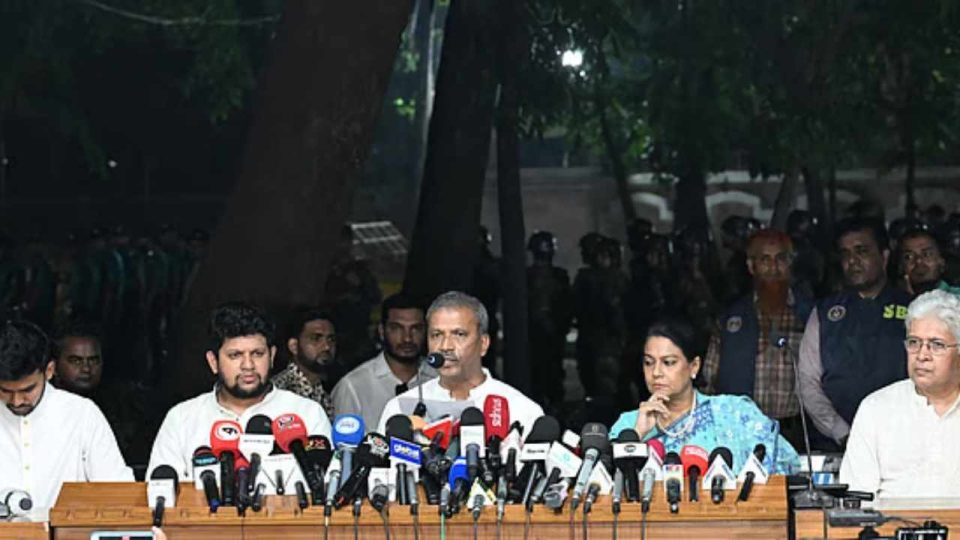 যমুনার সামনে ব্রিফিং করেন আইন উপদেষ্টা আসিফ নজরুল।