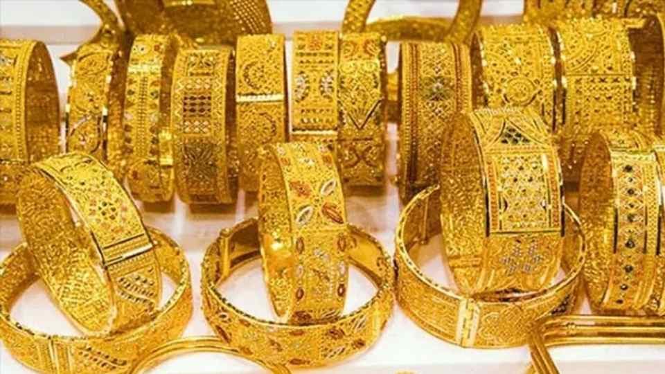 সোনার দোকানে সাজিয়ে রাখা গহনা। ফাইল ছবি।