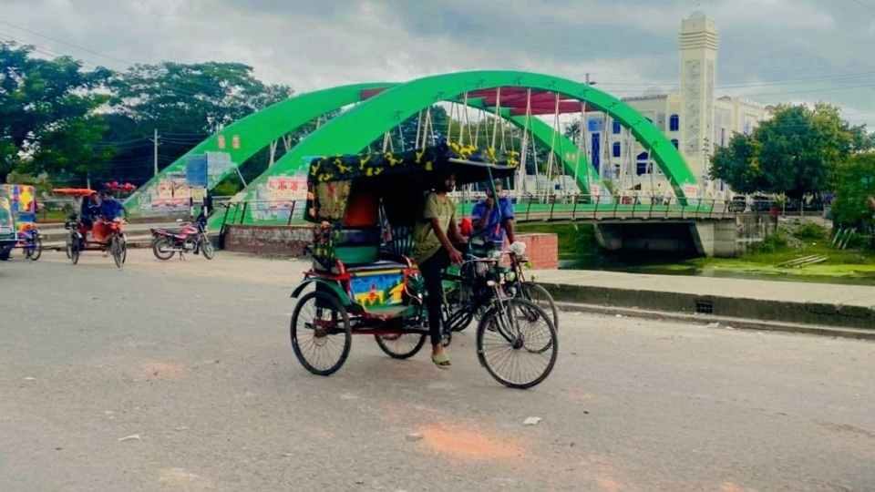 শনিবার জীবিকার তাগিদে পথে নামলেও ফাঁকা শহরের রিকশাও ছিল যাত্রীশূন্য।
