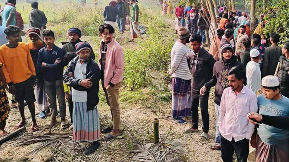 মরদেহ চুরির খবর পেয়ে ছুটে আসেন এলাকাবাসী।