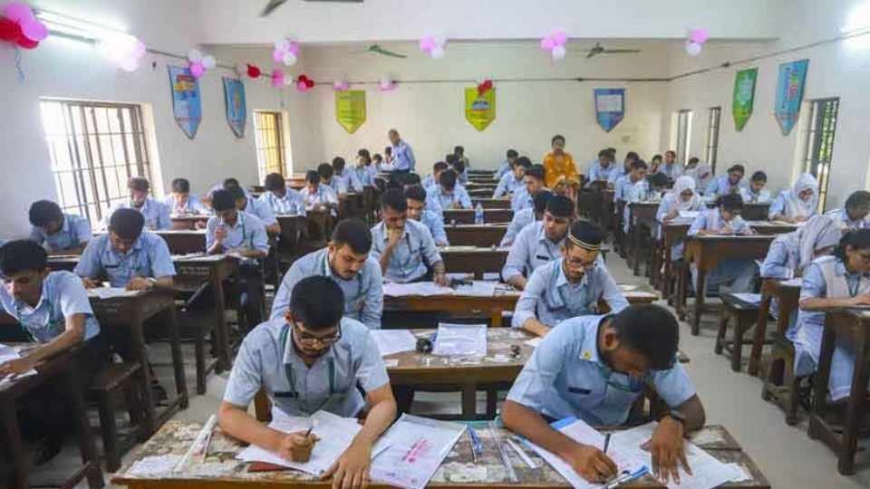 কুমিল্লা, মাদ্রাসা ও কারিগরি শিক্ষা বোর্ডের বৃহস্পতিবারের এইচএসসি পরীক্ষা স্থগিত। প্রতীকী ছবি।