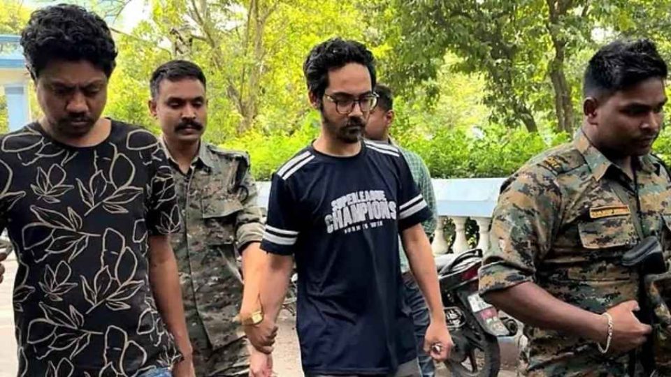 শরিফ ওসমান হাদি হত্যাকাণ্ডের সন্দেহভাজন প্রধান আসামি ফয়সাল করিম মাসুদ (মাঝে) এবং তার সহযোগী আলমগীর হোসেনকে (বাঁয়ে) রোববার ভারতের পশ্চিমবঙ্গের আদালতে তোলা হয়।