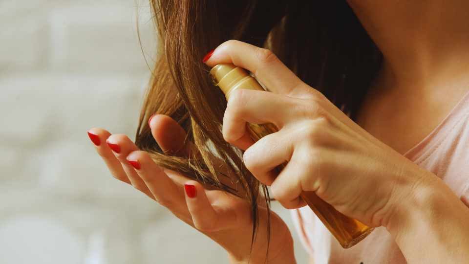 কিন্তু আসলেই কি চুলে তেল মেখে সারা রাত রাখার অভ্যাস আদৌ ভাল? নাকি এতে চুলের ক্ষতি হয়?