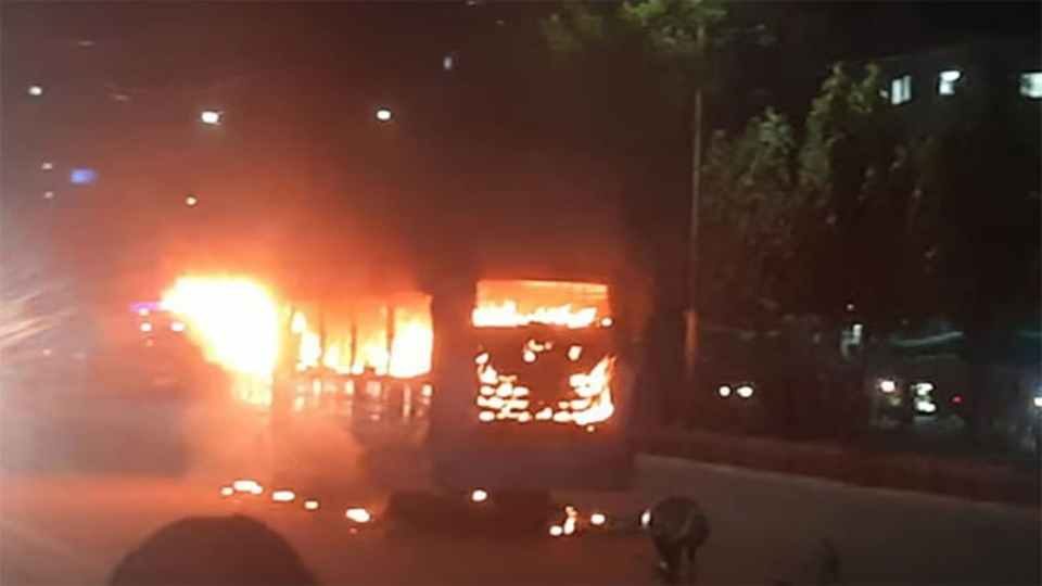 রাজধানীর পল্লবিতে আগুনে পুড়ছে বাস। ছবি: ফেইসবুক থেকে নেওয়া।