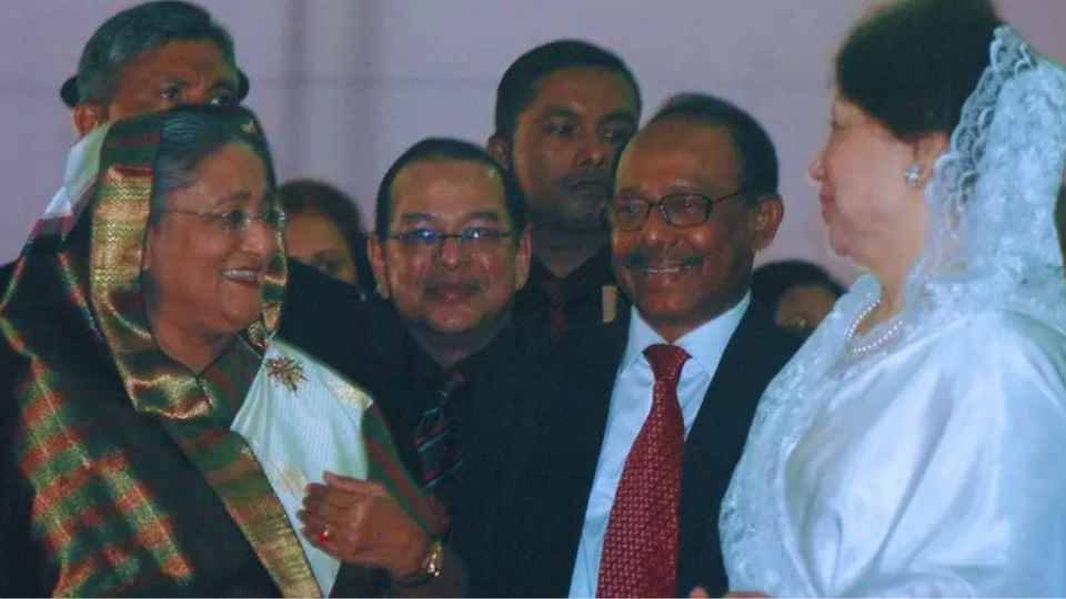 ২০০৮ সালে সেনা-সমর্থিত সরকারের সময় এক অনুষ্ঠোনে খালেদা জিয়া ও শেখ হাসিনা এটিই ছিল দুজনের মধ্যে সর্বশেষ সাক্ষাৎ। ছবি: বিবিসি থেকে নেওয়া।