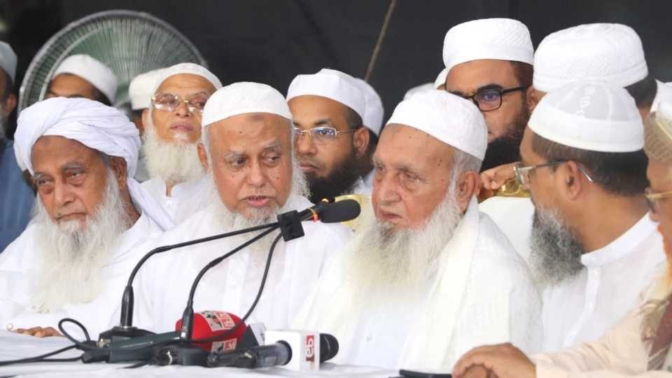 হেফাজতে ইসলামের ঢাকা মহানগর শাখা আয়োজিত দোয়া মাহফিল ও আলোচনা সভায় সংগঠনের নেতারা।
