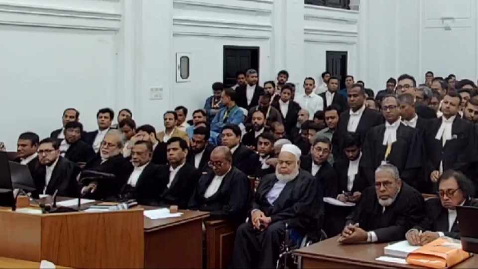 শেখ হাসিনার বিরুদ্ধে মামলার রায়ের সময় এজলাসে চিফ প্রসিকিউটর, প্রসিকিউটর, অ্যাটর্নি জেনারেল ও অন্যান্য আইনজীবী। ছবি: দ্য সান টোয়েন্টিফোর ডটকম