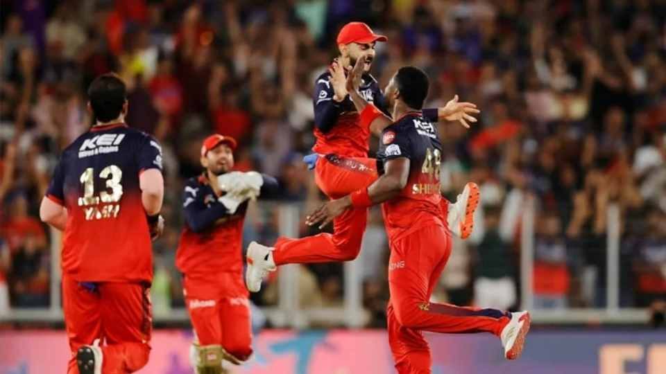 সতের বছরের অপেক্ষা, শিরোপার স্বাদ পেল বিরাট কোহলির রয়েল চ্যালেঞ্জার্স বেঙ্গালুরু।