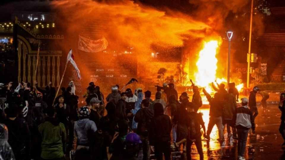 বিক্ষোভকারীরা বিভিন্ন স্থাপনায় আগুন ধরিয়ে দেয়। এছাড়া লুটপাটের ঘটনাও ঘটেছে। ছবি: সোশাল মিডিয়া থেকে নেওয়া।