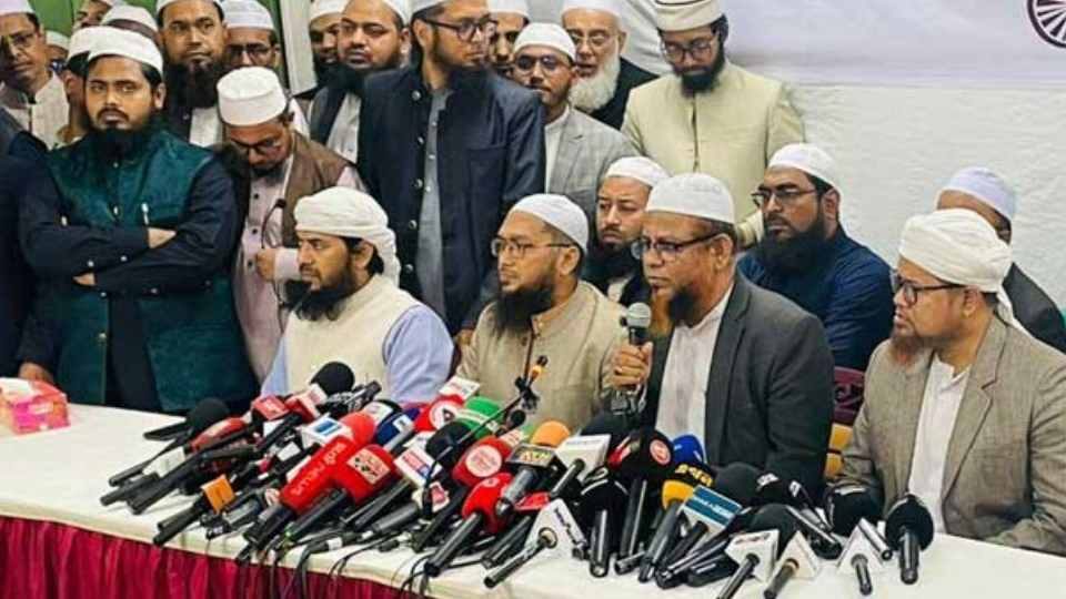 পুরানা পল্টনে দলীয় কার্যাল‌য়ে সংবাদ স‌ম্মেল‌নে দল‌টির মুখপাত্র গাজী আতাউর রহমান দলের পক্ষ থেকে কথা বলছিলেন।