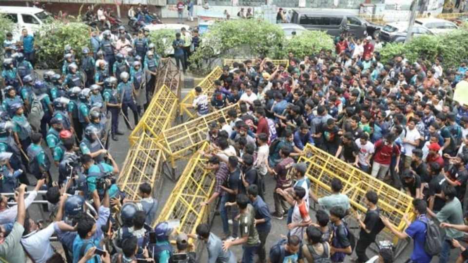জবি শিক্ষার্থীদের লংমার্চে পুলিশের বাধা। ছবি: সমকাল