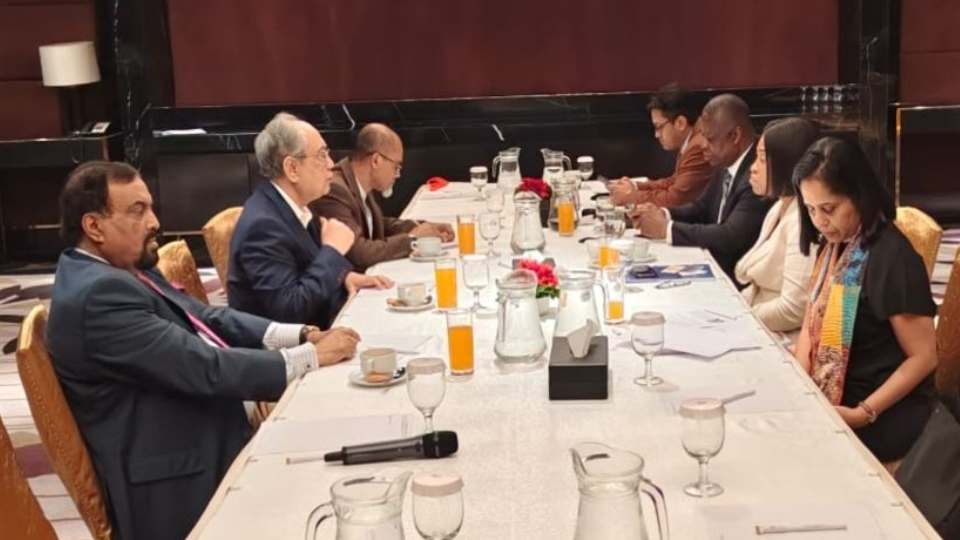 আগে ‘মিথ্যা মামলা’ প্রত্যাহার, পরে নির্বাচনে অংশগ্রহণের সিদ্ধান্ত জাতীয় পার্টি’র চব্বিশ সালের জুলাই আন্দোলনের সময়ে দলের জ্যেষ্ঠ অনেক নেতার বিরুদ্ধে দেওয়া ‘মিথ্যা মামলা’ ও বিদেশ যাত্রায় নিষেধাজ্ঞা প্রত্যাহার না করলে আগামী জাতীয় সংসদ নির্বাচনে অংশগ্রহণ করবে না বলে জানিয়েছে জাতীয় পার্টি। গত রোববার সন্ধ্যায় বাংলাদেশ সফররত কমনওয়েলথ মহাসচিব শার্লি বচওয়ের সঙ্গে এক বৈঠকে জাতীয় পার্টির একাংশের চেয়ারম্যান আনিসুল ইসলাম মাহমুদ এসব কথা বলেন। রাজধানীর একটি হোটেলে অনুষ্ঠিত এ বৈঠকে দলের চেয়ারম্যান আনিসুল ইসলাম মাহমুদ, মহাসচিব এবিএম রুহুল আমিন হাওলাদার ও চেয়ারম্যানের আন্তর্জাতিকবিষয়ক বিশেষ দূত প্রেসিডিয়াম সদস্য মাশরুর মওলা অংশ নেন। কমনওয়েলথ মহাসচিব শার্লি বচওয়ের নেতৃত্বে ৫ সদস্যের একটি প্রতিনিধি দল বৈঠকে অংশ নেয়। বৈঠকে জাতীয় পার্টির চেয়ারম্যান কমনওয়েলথ মহাসচিবকে জানান, নির্বাচনে জন্য এখনও লেভেল প্লেয়িং ফিল্ড নেই। প্রশাসন দু’ভাগে বিভক্ত। মব চলছে। জাতীয় পার্টির নেতাদের বিরুদ্ধে দায়ের করা মিথ্যা মামলা প্রত্যাহার করা হয়নি। নেতাদের বিরুদ্ধে বিদেশ যাত্রায় নিষেধাজ্ঞা রয়েছে। মামলা প্রত্যাহার এবং বিদেশ যাত্রায় নিষেধাজ্ঞা প্রত্যাহার করা না হলে, জাপা নির্বাচনে অংশগ্রহণ করবে না। বৈঠকের পর এসব তথ্য সাংবাদিকদের জানিয়েছেন জাতীয় পার্টির নেতা মাসরুর মওলা। তিনি গণমাধ্যমকে বলেন, কমনওয়েলথ মহাসচিবকে জানানো হয়েছে, জাতীয় পার্টি সবসময় নির্বাচনের জন্য প্রস্তুত। কিন্তু নির্বাচনের পরিবেশ নেই।