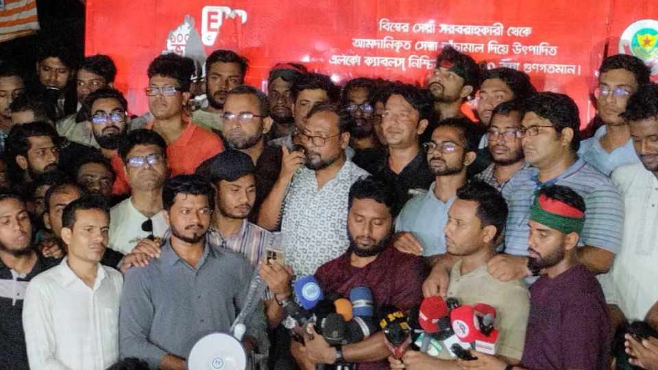রাতে গণঅনশন কর্মসূচি ঘোষণা করেন শিক্ষক সমিতির সাধারণ সম্পাদক অধ্যাপক ড. রইছউদ্দীন।