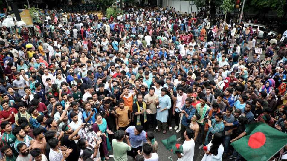 দাবি আদায়ে উত্তাল কাকরাইল মোড়। গণঅনশনে জবির শিক্ষক ও শিক্ষার্থীরা।