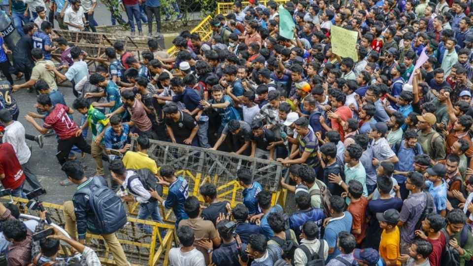 জগন্নাথ বিশ্ববিদ্যালয়ের আন্দোলনরত শিক্ষার্থীদের পথযাত্রায় পুলিশের বাধা। ছবি: বিডিনিউজ