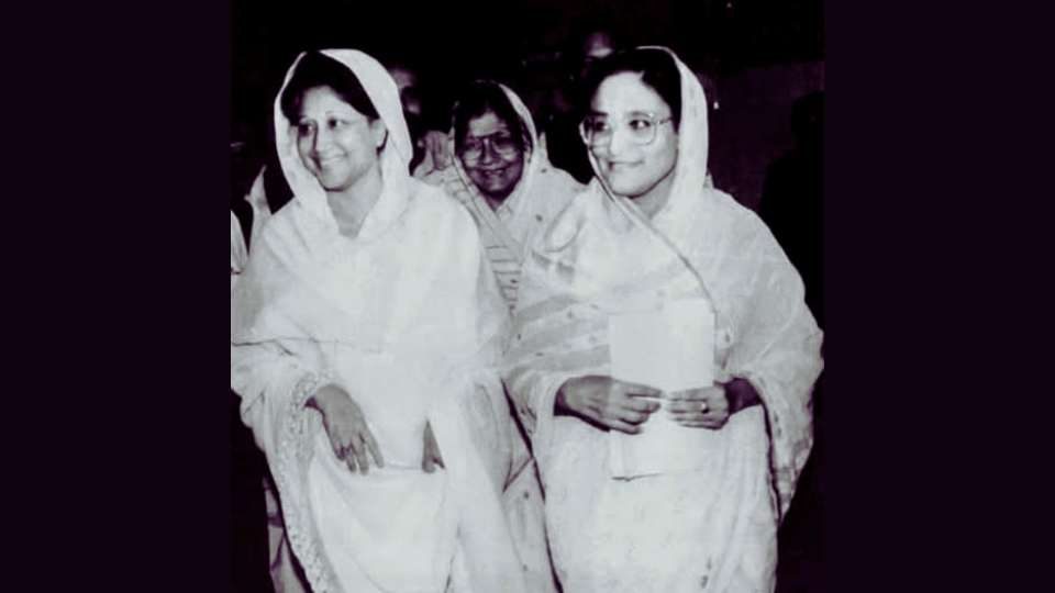 বামে সাবেক প্রধানমন্ত্রী বেগম খালেদা জিয়া, ডানে সাবেক প্রধানমন্ত্রী শেখ হাসিনা, আর মাঝে সৈয়দা সাজেদা চৌধুরী। তারিখ: ৭ সেপ্টেম্বর ১৯৯১। ছবি: পাভেল রহমান।