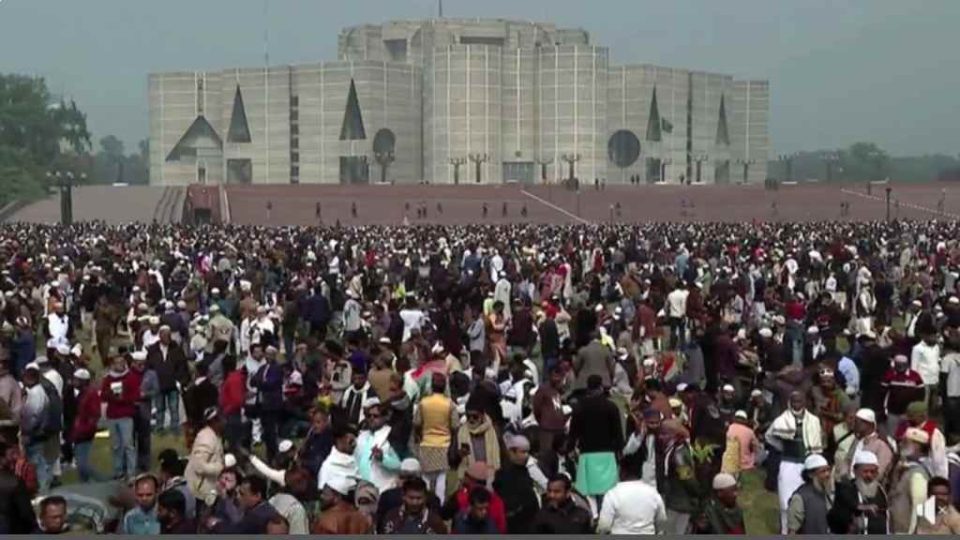 মানিক মিয়া এভিনিউয়ে জড়ো হচ্ছেন মানুষজন।