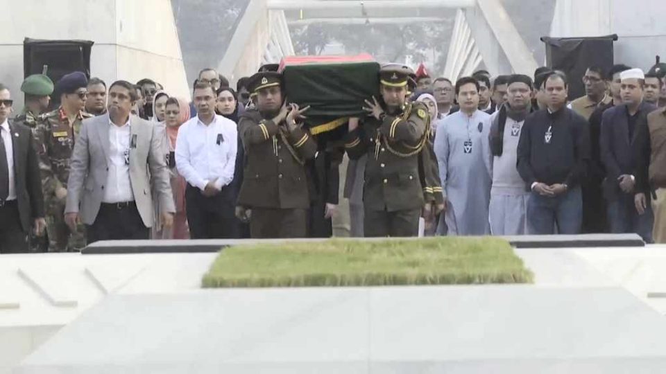 দাফনের জন্য নিয়ে যাওয়া হচ্ছে খালেদা জিয়ার কফিন।