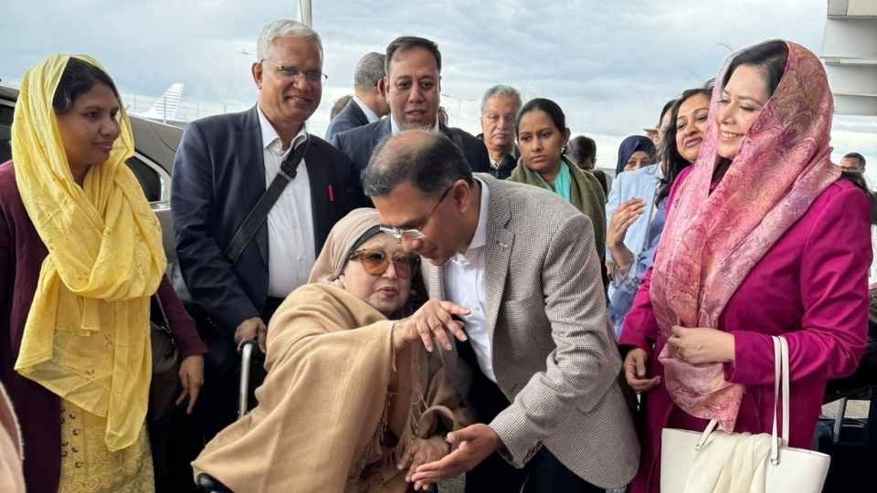 খালেদা জিয়াকে বিদায় জানান বড় ছেলে তারেক রহমান। লন্ডন, ৫ মে।
