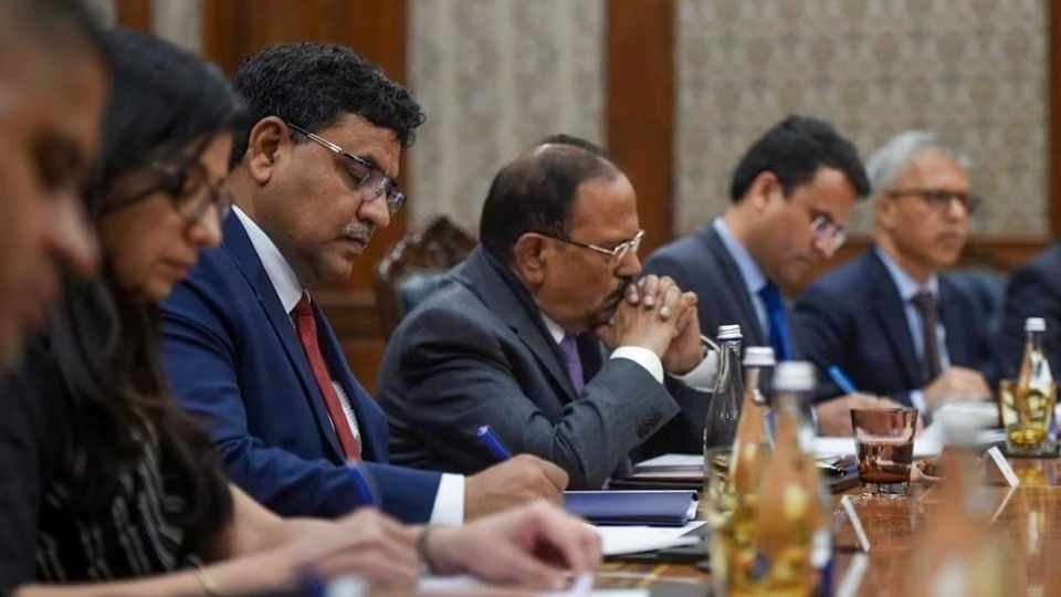 ভারতের জাতীয় নিরাপত্তা উপদেষ্টা অজিত দোভালের সঙ্গে বৈঠক করলেন বাংলাদেশের নিরাপত্তা উপদেষ্টা খলিলুর রহমান। ফাইল ছবি, সৌজন্যে পিটিআই