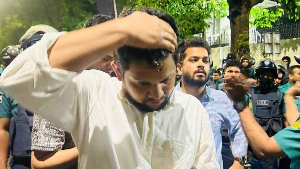 বোতল ছুড়ে মারার পর মাথায় পানি দিচ্ছেন মাহফুজ।