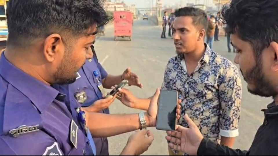 যাত্রীর মুঠোফোন ঘেটে দেখছেন তল্লাশি চৌকিতে থাকা পুলিশ সদস্যরা। ছবি: সোশাল মিডিয়ায় ছড়িয়ে পড়া ভিডিও থেকে নেওয়া।