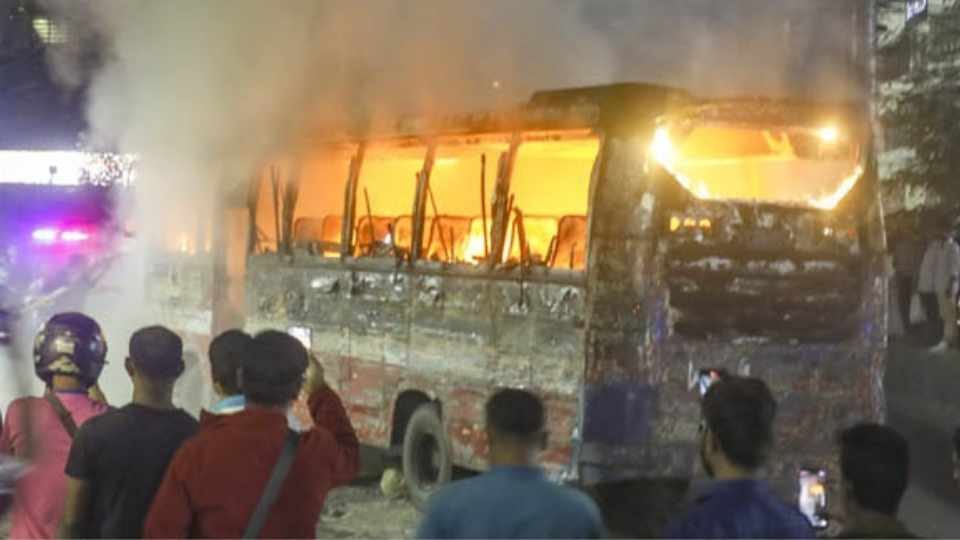ঢাকার মহাখালী এলাকায় দুর্যোগ ব্যবস্থাপনা ও ত্রাণ অধিদপ্তরের সামনে শনিবার রাতে বাসে আগুন লেগে যায়। ছবি: সমকাল
