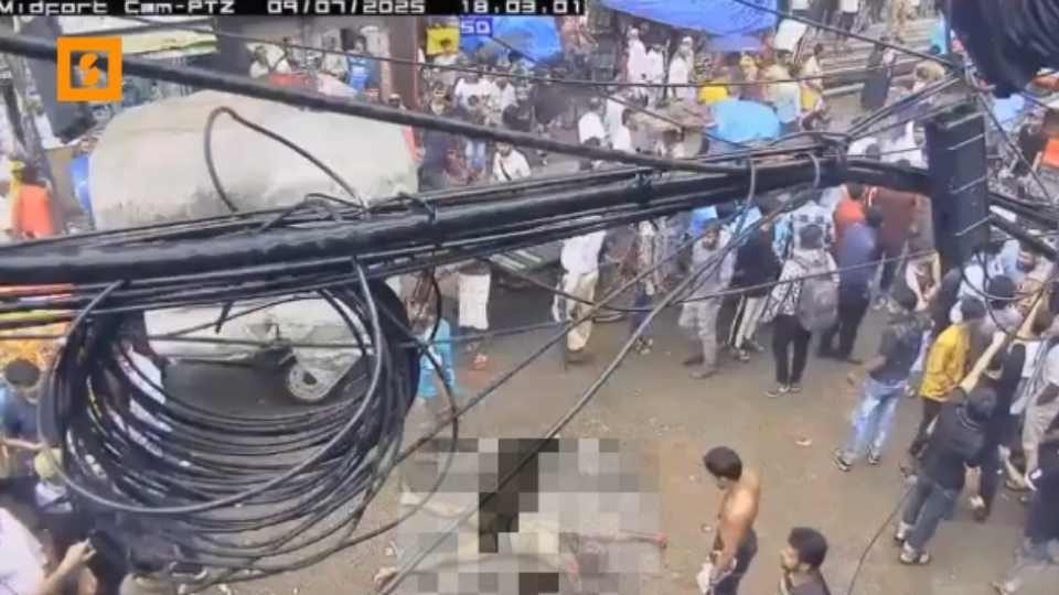 প্রকাশ্য দিবালোকে হত্যার পর এভাবে খোলা রাস্তায় ফেলে রাখা হয় ব্যবসায়ীর লাশ।