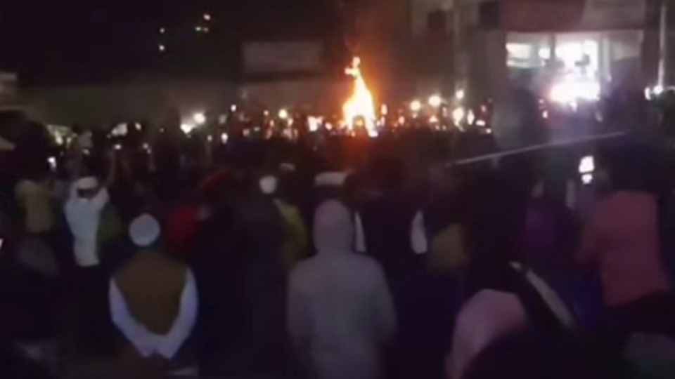 বিক্ষুব্ধ জনতা মরদেহ  মহাসড়কের পাশে রেখে আগুন ধরিয়ে দিয়েছিল বলে পুলিশের ভাষ্য।