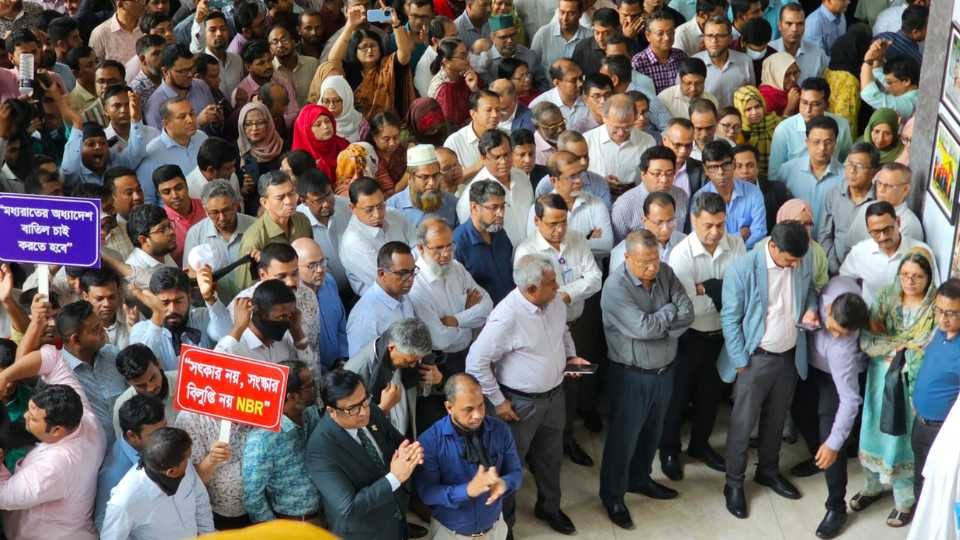 দাবি আদায়ে কর্মবিরতিসহ বিভিন্ন কর্মসূচি দিয়েছে আন্দোলনরত এনবিআর কর্মীরা।