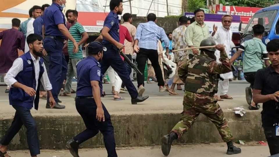 বিএনপি নেতাকে নিয়ে কটূক্তি করার পর বিক্ষোভরত বিএনপির নেতাকর্মীদের ওপর চড়াও হয় পুলিশ ও সেনাবাহিনীর সদস্যরা।