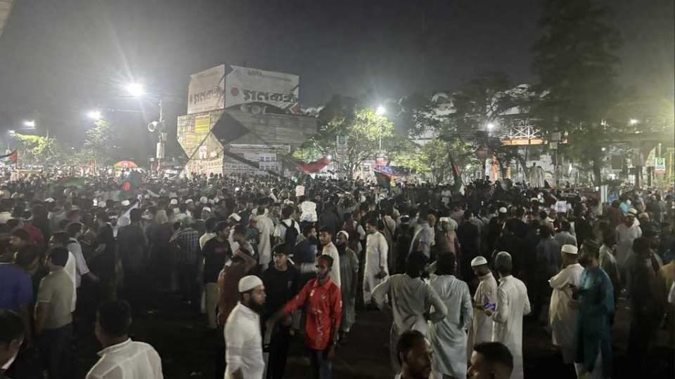 আওয়ামী লীগ নিষিদ্ধের দাবিতে রাজধানীর শাহবাগ মোড় অবরোধ। ছবি: বিবিসি বাংলা।