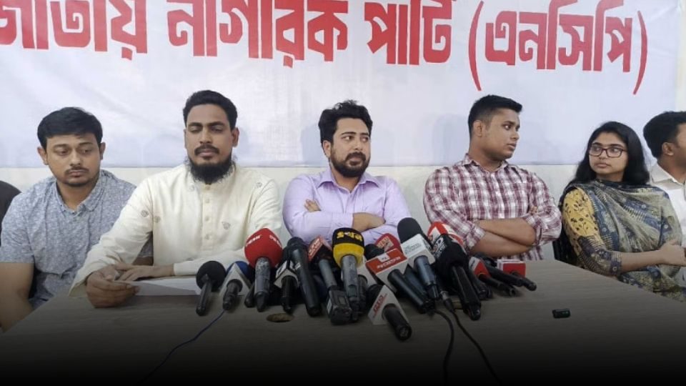মঙ্গলবার দিবাগত রাতে জরুরি সংবাদ সম্মেলনে এনসিপির নেতারা।