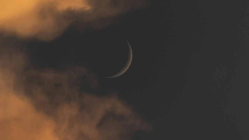 এরকম চাঁদের দেখা মিললে পরদিন ঈদ উদযাপন করে ইসলাম ধর্মাবলম্বীরা। ছবি: ক্যানভা লাইসেন্স