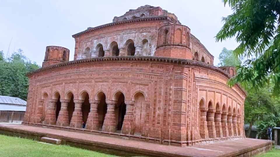 হাটিকুমরুল নবরত্ন মন্দির।