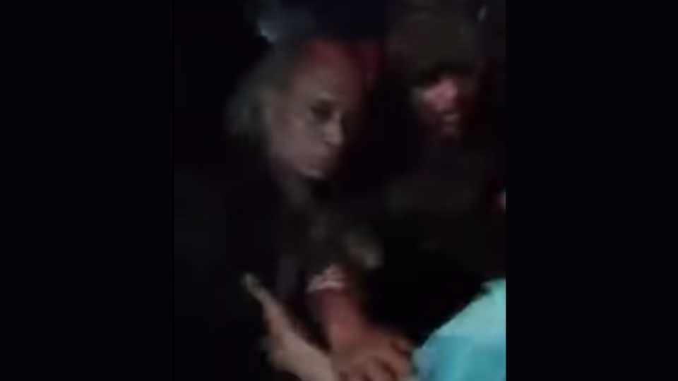 বিক্ষুব্ধদের তোপের মুখে নিউ এজ সম্পাদক নূরুল কবীর। ছবি ভিডিও থেকে নেওয়া।