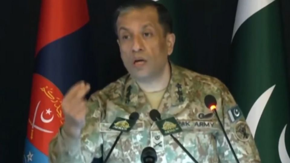 পাকিস্তান আইএসপিআরের মহাপরিচালক লেফটেন্যান্ট জেনারেল আহমেদ শরিফ চৌধুরী। ছবি: ভিডিও থেকে নেওয়া